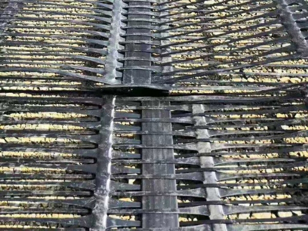 One-way plastic geogrid