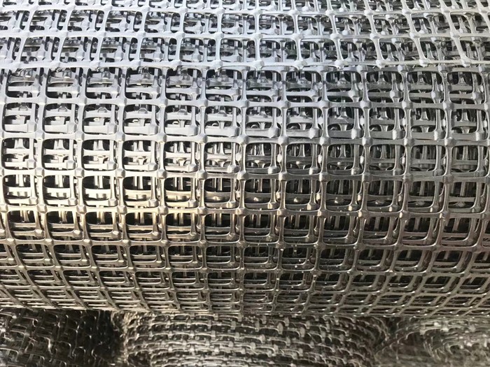 Biaxially stretched plastic geogrid