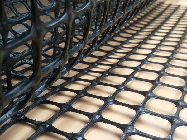 Biaxially stretched plastic geogrid