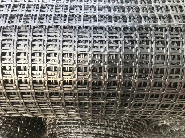 Biaxially stretched plastic geogrid